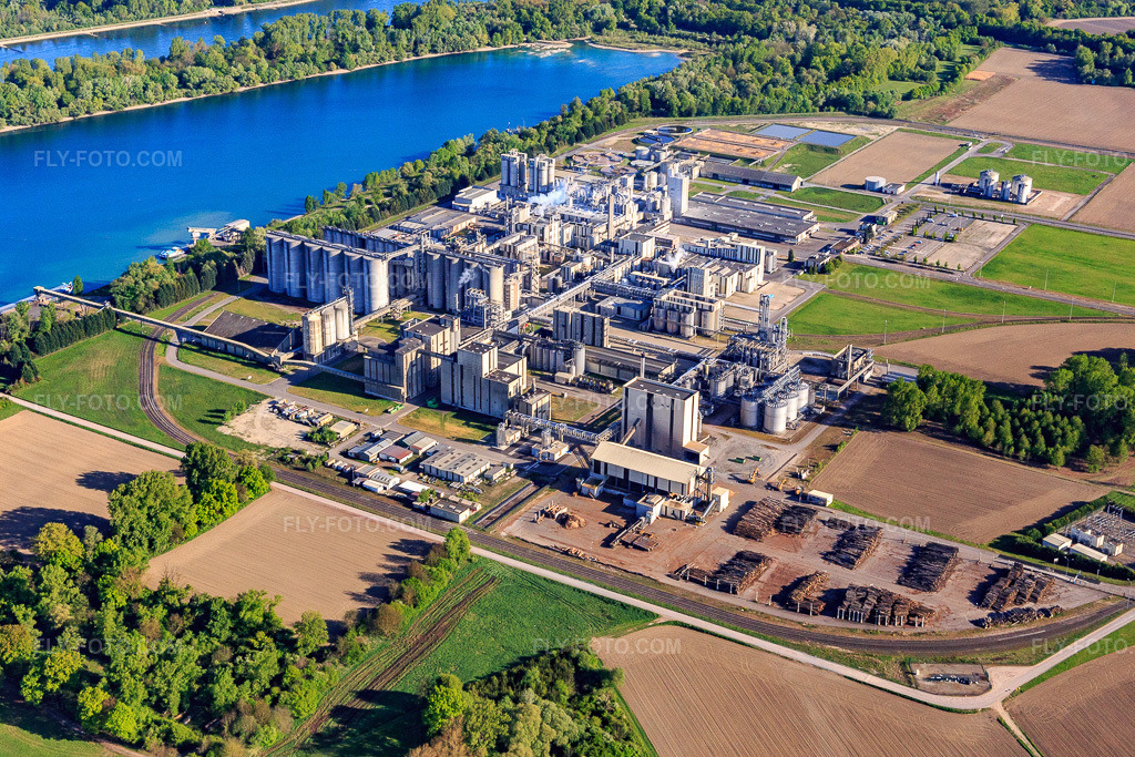 Aerial view: Chemical factory Roquette Frères on Lake Beinheim in Beinheim in the state Bas-Rhin, France. – Photo: IMG_099037.jpg taken on 04/23/2017 by Werner Riehm/FLY-FOTO.com – Resolution of the original: 5316 x 3544 px – Roquette: Turning Nature’s Potential into Life’s Essentials