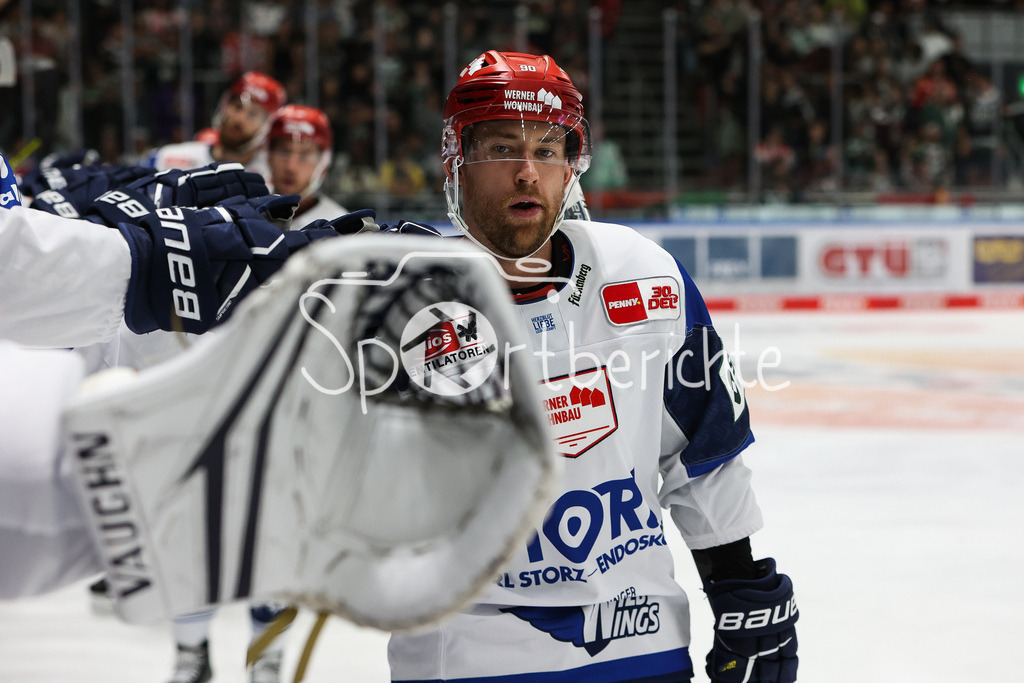 Augsburger Panther - Schwenninger Wild Wings | Jubel der Wild Wings nach dem erneuten Ausgleich zum 3-3 durch Tyler SPINK (SERC #90) / Tor / Treffer / Freude / Torschuezte