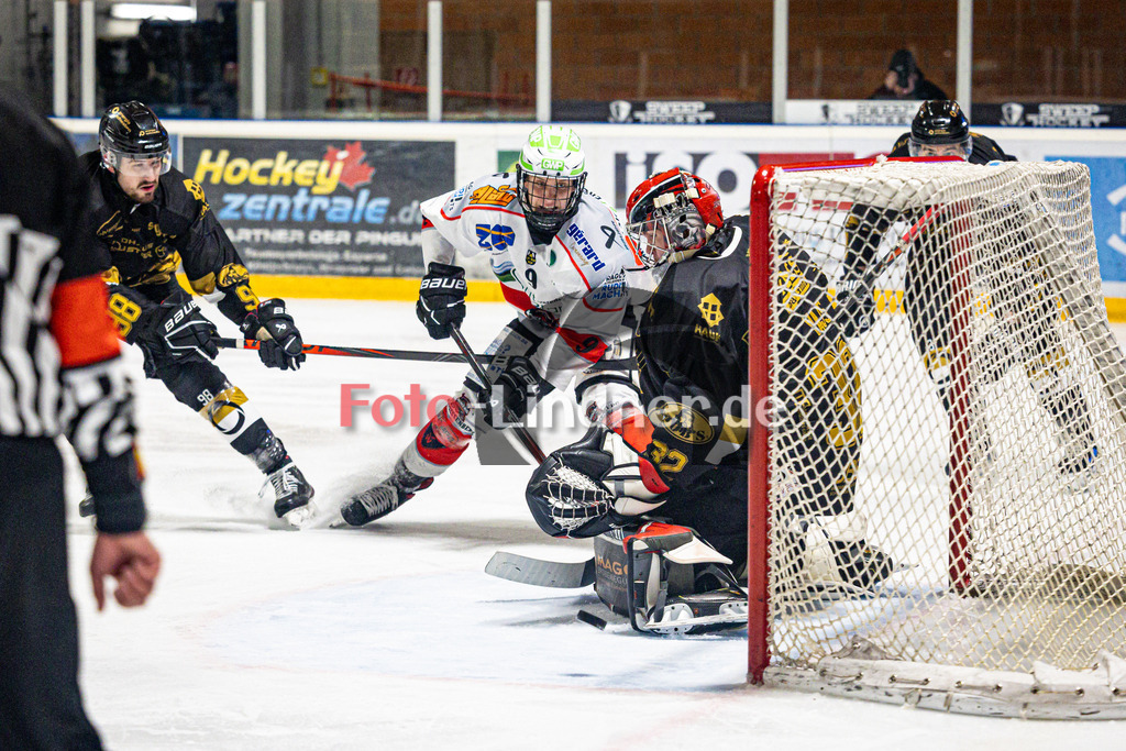 EHC Königsbrunn PINGUINE gegen TSV Peißenberg MINERS | Eishockey Bayernliga Herren Playoffs Viertelfinale 2024/25 - Spiel 5 von 7, EHC Königsbrunn PINGUINE gegen TSV Peißenberg MINERS, 20250218,Torchance Anton ENGEL (MINERS 9),2025-02-18 in Königsbrunn (Eisstadion Königsbrunn)Anton ENGEL (MINERS 9), David BLASCHTA (EHC Goalie 31)Copyright: WolfgangxLindner foto-lindner.de