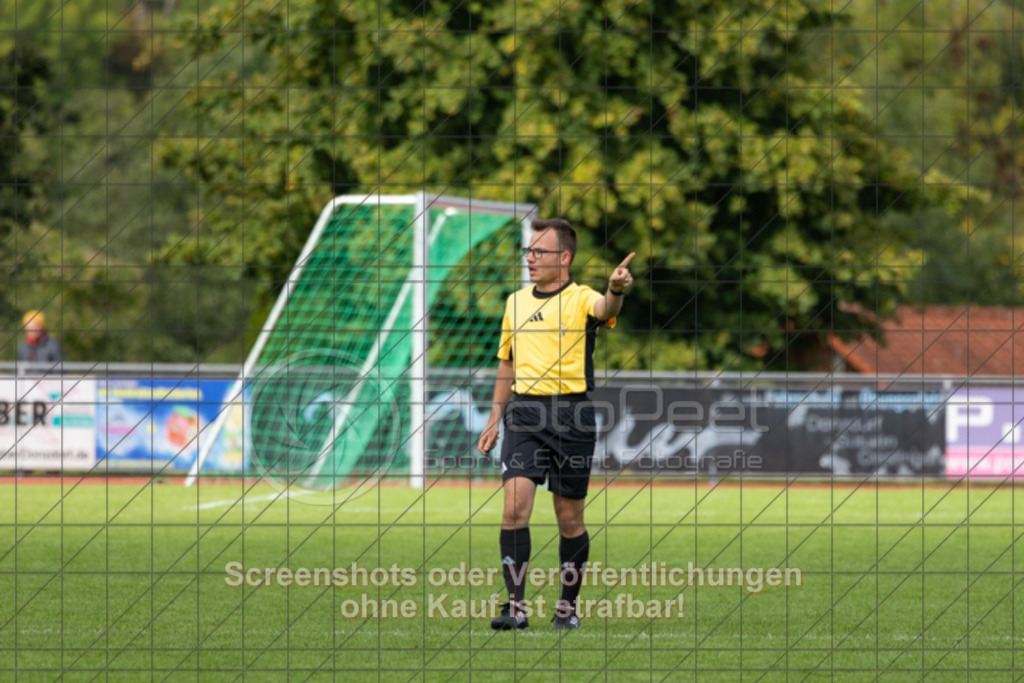 20250928_150826_0091 | #,1.FC Donzdorf (rot) vs. SV Ebersbach (schwarz), Fußball, Bezirksliga - Bezirk Neckar/Fils, 06. Spieltag, Saison 2025/2026, Rasenplatz Lautertal Stadion, Süßener Straße 16, 73072 Donzdorf, 28.09.2025 - 15:00 Uhr,Foto: PhotoPeet-Sportfotografie/Peter Harich