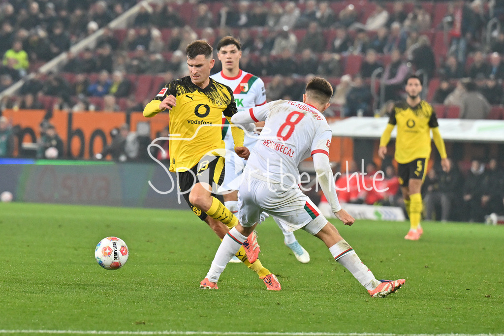 FC Augsburg - Borussia Dortmund | AUGSBURG, GERMANY - Pascal GROSS (Borussia Dortmund 13) against Elvis REXHBECAJ (FC Augsburg 8) during the bundesliga match between FC Augsburg vs. Borussia Dortmund on matchday 9 at WWK Arena on October 31, 2025 in Augsburg, Germany / DFL REGULATIONS PROHIBIT ANY USE OF PHOTOGRAPHS AS IMAGE SEQUENCES AND/OR QUASI-VIDEO