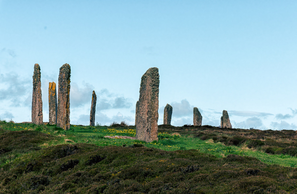 Rind of Brodgar, Steinkreis in Schottland----Orkney-Inseln | Der im Bild ausgewählte Bereich zeigt den Ring von Brodgar (auch Ring of Brodgar), einen weltberühmten neolithischen Steinkreis und eine Henge-Anlage.Die historische Stätte liegt auf der Insel Mainland, der größten der schottischen Orkney-Inseln. Zusammen mit anderen nahegelegenen Monumenten gehört sie zum UNESCO-Weltkulturerbe „Heart of Neolithic Orkney“.Wichtige Fakten im ÜberblickAlter: Errichtet in der Jungsteinzeit, vermutlich zwischen 2500 v. Chr. und 2000 v. Chr., womit die Anlage älter ist als die meisten Phasen von Stonehenge.Ausmaße: Mit einem gigantischen Durchmesser von ca. 104 Metern ist der Kreis der drittgrößte auf den britischen Inseln - Realisiert mit Pictrs.com