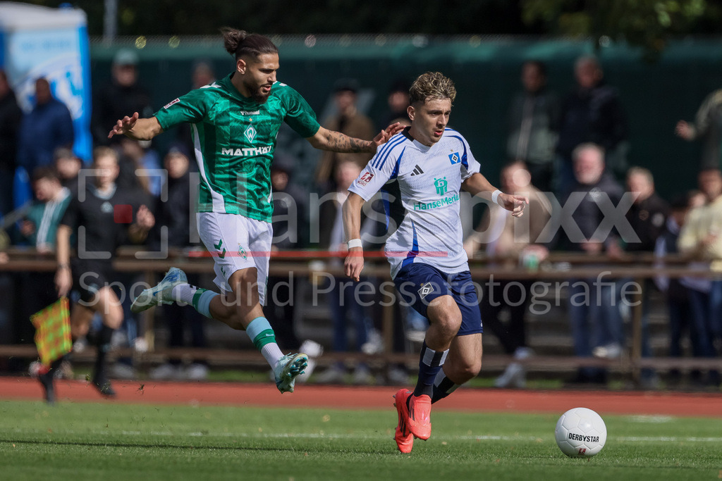 Fussball, Regionalliga Nord, SV Werder Bremen II - Hamburger SV II | v.li: Mikail Polat (SV Werder Bremen II, 8) und Bilal Yalcinkaya (Hamburger SV II, 10) im Zweikampf, Duell, Dynamik, Aktion, Action, Spielszene