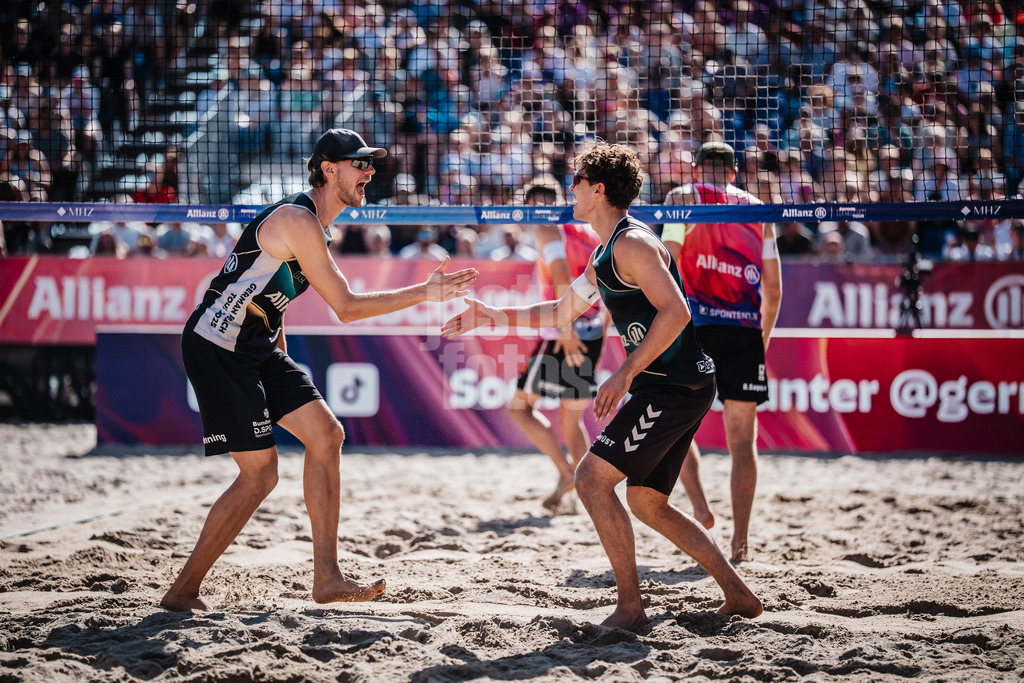Beachvolleyball | Männer | Deutsche Meisterschaften 2025 Timmendorfer Strand | 07.09.2025 | v.l. Paul Henning und Lui Wüst jubeln