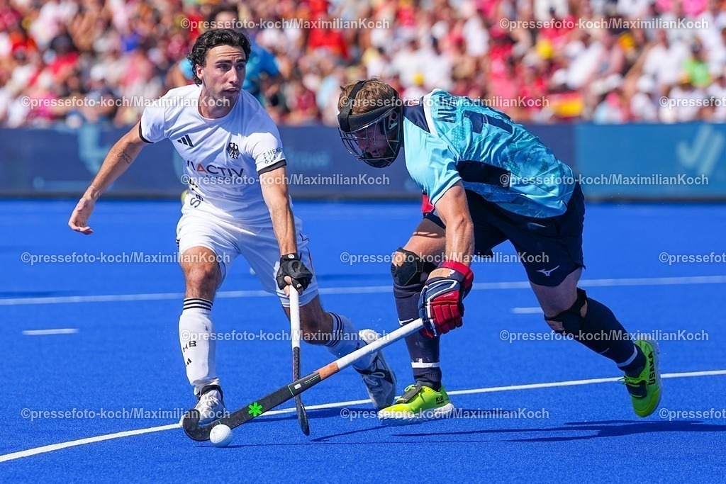 xydrx10082503024 | 10.08.2025, xydrx, Herren EuroHockey Championship 2025, Gruppenphase, Gruppe B, England - Deutschland, Sparkassenpark Mönchengladbach: Teo Hinrichs (Deutsche Feldhockey Nationalmannschaft #14) im Zweikampf gegen Timothy Nurse (Englische Feldhockey Nationalmannschaft #18)