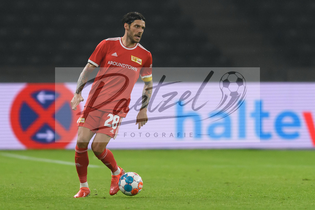 FCUKUO20210826_170 | Fussball, Herren: Christopher Trimmel (1.FC Union Berlin) in Aktion, am Ball, Einzelaktion beim Spiel der UEFA Conference League zwischen 1. FC Union Berlin und Kuopion PS im Olympiastadion am 26.08.2021 in Berlin, Deutschland. - Realisiert mit Pictrs.com