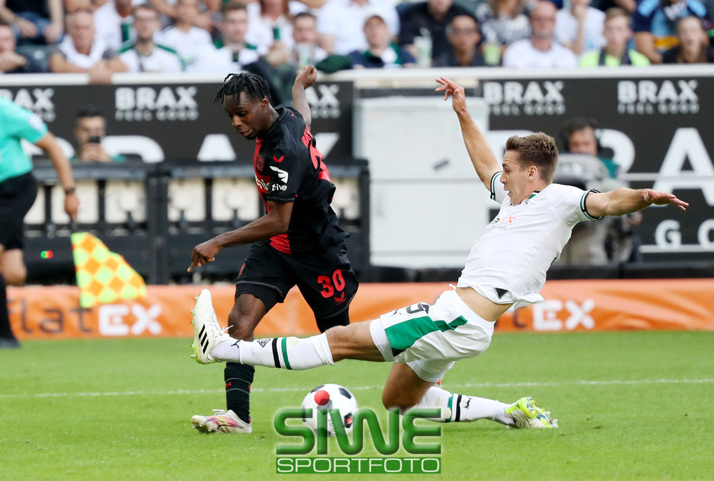 1.Fussball-Bundesliga  :  Borussia Mönchengladbach--Bayer 04 Leverkusen    2.Sptg. | 26.08.2023 Fussball,GER, Saison 2023/2024;         1.Bundesliga;   2. Spieltag;
VFL Borussia Mönchengladbach--Bayer 04 Leverkusen :  Jeremie Frimpong (30/B04)
setzt sich gegen  Maximilian Wöber (39/BMG)  durch.


DFL REGULATIONS PROHIBIT ANY USE OF PHOTOGRAPHS AS IMAGE SEQENCES AND/OR QUASI-VIDEO. - Realisiert mit Pictrs.com