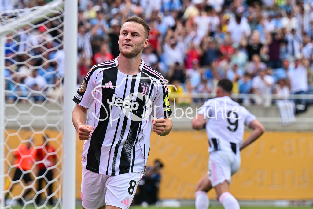 Juventus Turin - Manchester City | Jubel der Italiener nach dem Treffer zum 1-1 Ausgleich durch Teun KOOPMEINERS (Juventus Turin 8) / Tor / Torschuetze / Freude / Happy / FIFA Club World Cup: Juventus Turin - Manchester City, Camping World Stadium am 26.06.2025 / NOT FOR SALE IN USA