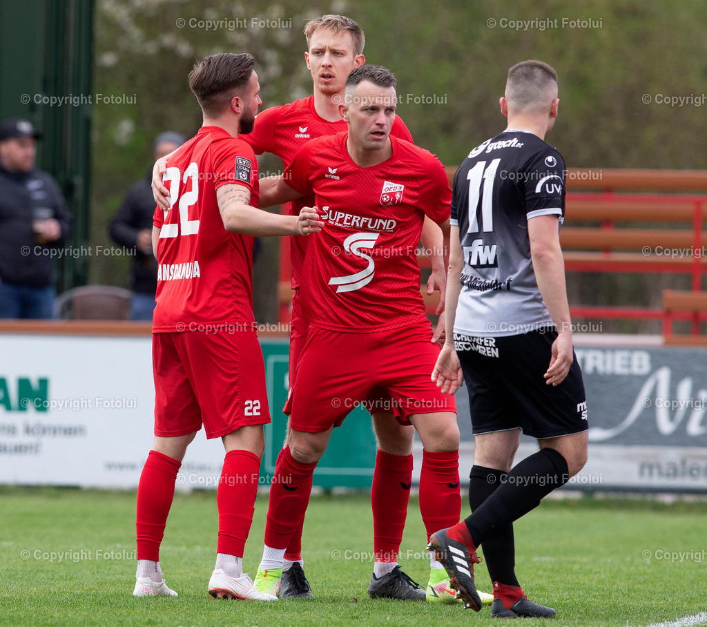 A_LUI_16042022_09 | SPORT,FUSSBALL,LT1 OOE LIGA ASKOE OEDT-SV MICHELDORF 16.04..2022 IM BILD:SIMOAN ABRAHAM,FLORIAN FELLINGER UND TORSCHUTZE ZUM 1.0 NENAD VIDACKOVIC (ALLE OEDT)  UND PATRIK BILIC (MICHELDORF)FOTO:FOTOLUI