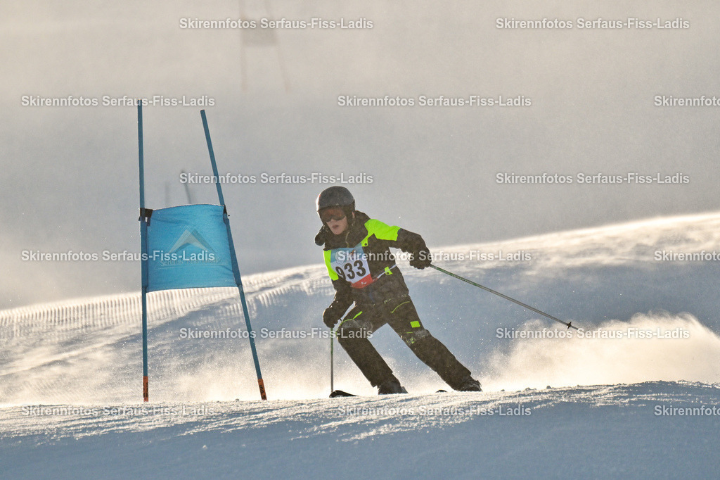 SRF_25.12.2025_0356 | Skirennfotos,Serfaus,Fiss,Ladis,Kinderskirennen,Winter,Tirol,Oberland,skirace,SFL,feelfree,weil wir's genießen,ski,Ski,skifahren,Sonnenplateau, - Realisiert mit Pictrs.com