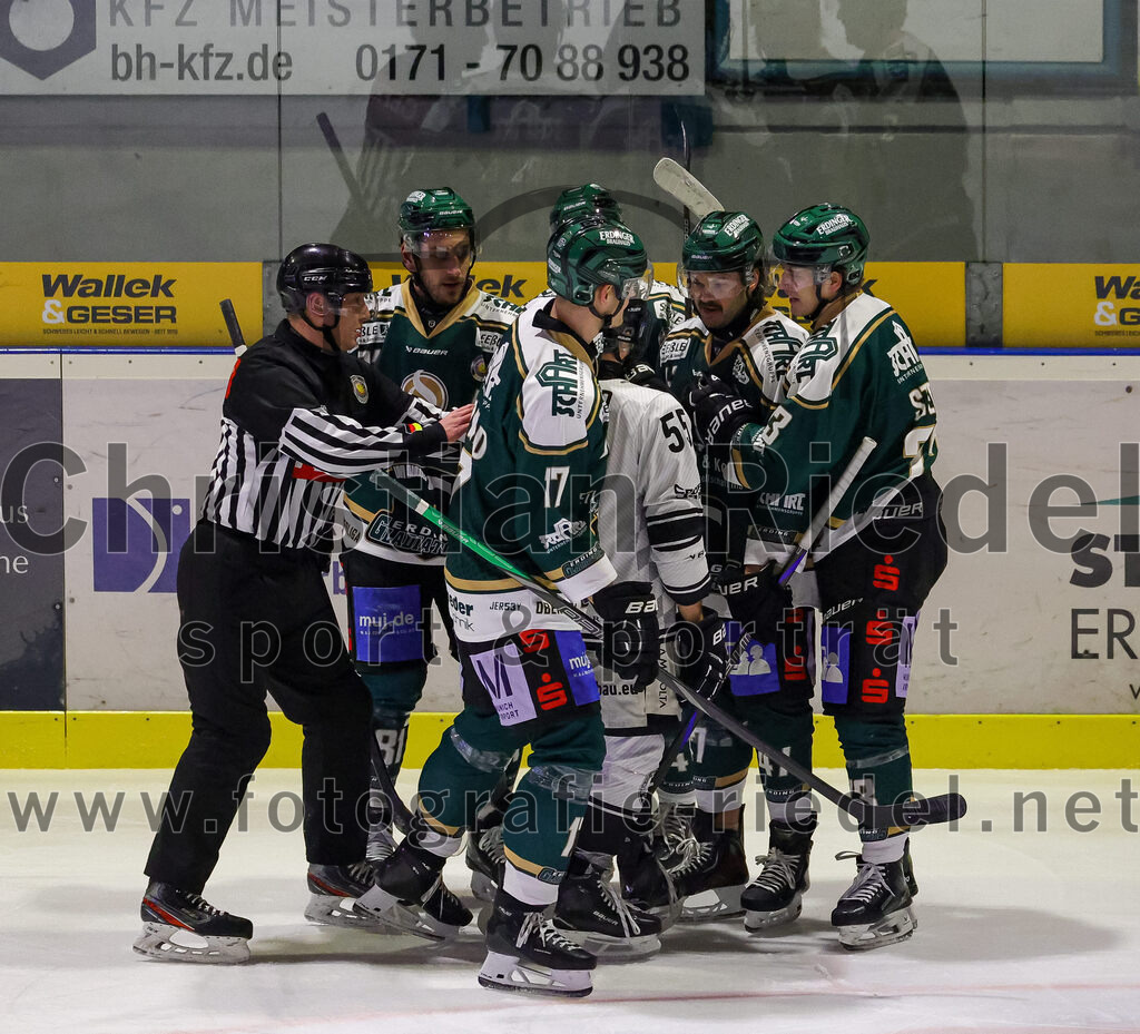 2026-01-30_021_TSV_Erding_gegen_EHF_Passau_Black_Hawks | Erding, Deutschland, 30.01.2026:Eishockey, Oberliga Süd 2025 / 2026, 42. Spieltag, TSV Erding gegen EHF Passau Black Hawks, Endergebnis: 2:6Maximilian Forster (Erding Gladiators, #81), Elia Ostwald (Erding Gladiators, #17), Elias Rott (EHF Passau Black Hawks, #55), Pascal Steck (Erding Gladiators, #73)Foto: Christian Riedel / fotografie-riedel.net