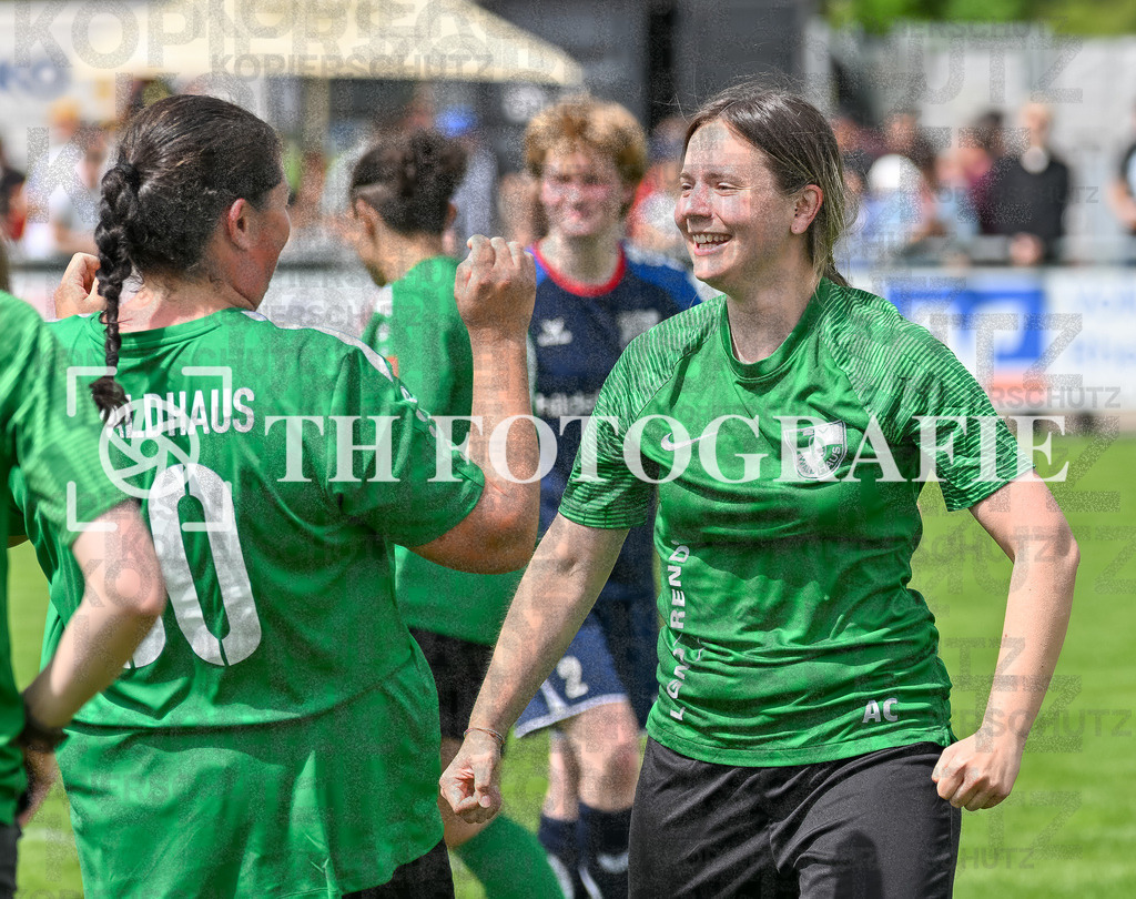 GER, FC Hauingen - SV Waldhaus, Frauen-Fussball, Rothaus Bezirkpokal, Finale, Saison 2024/2025, 29.05.2025 | Team SV Waldhaus freut sich ueber den Sieg und den Gewinn des Bezirkspokals.GER, FC Hauingen - SV Waldhaus, Frauen-Fussball, Rothaus Bezirkpokal, Finale, Saison 2024/2025, 29.05.2025Foto: TH Fotografie/Thomas Hess