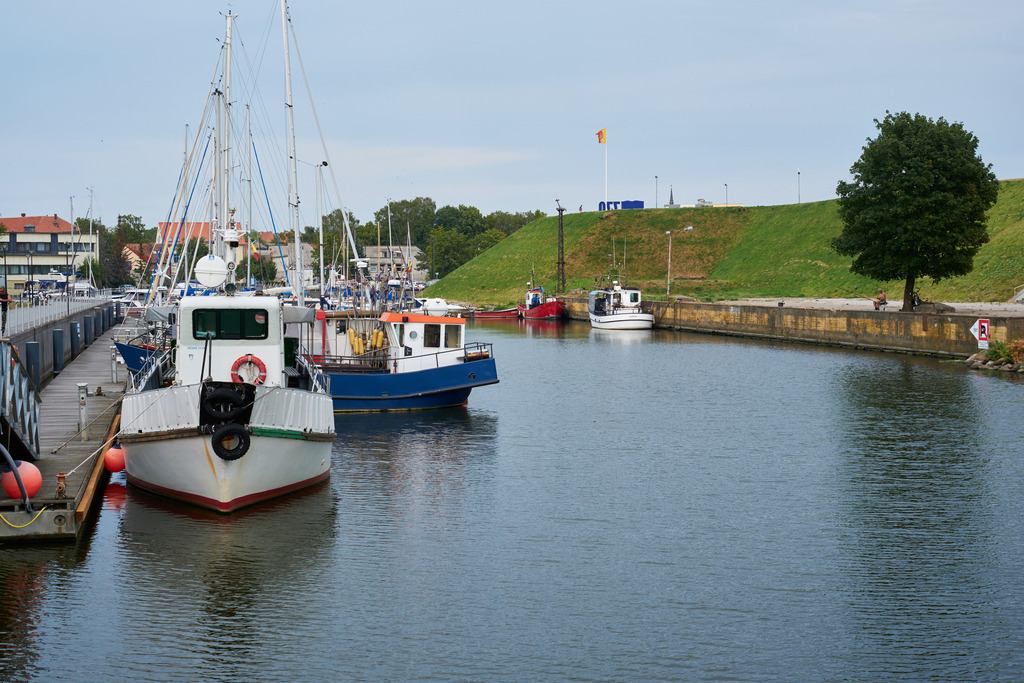 angelegte Boote im Hafen | Klaipeda, Litauen - August 16, 2022: angelegte Boote im Hafen. - Realisiert mit Pictrs.com