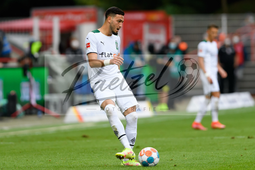 FCUBMG20210829_142 | Fussball, Herren: Ramy Bensebaini (Borussia Moenchengladbach) in Aktion, am Ball, Einzelaktion beim Spiel der 1. Bundesliga zwischen 1. FC Union Berlin und Borussia Moenchengladbach im Stadion An der Alten Foersterei am 29.08.2021 in Berlin, Deutschland. - Realisiert mit Pictrs.com