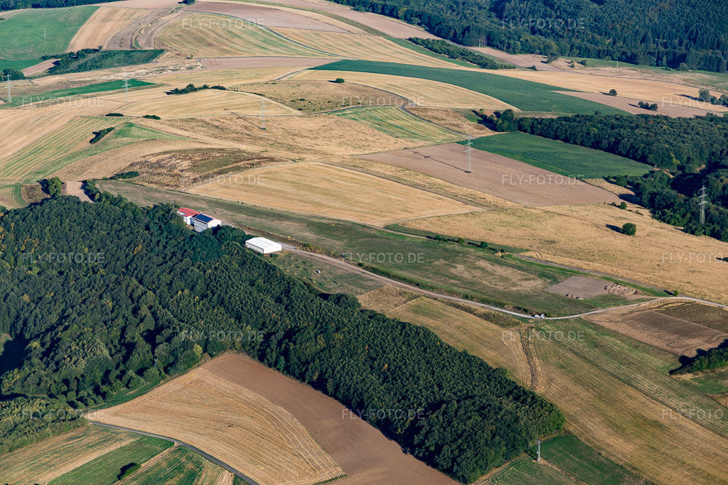 Luftbild: Flugplatz Rossberg-Becherbach in Becherbach im Bundesland Rheinland-Pfalz in Deutschland. – Foto: IMG_109838.jpg vom 06.08.2018 durch Werner Riehm/FLY-FOTO.de – Auflösung des Originals: 5472 x 3648 px – FSV-ROSSBERG 129.215 - Flugsportverein Roßberg e.V