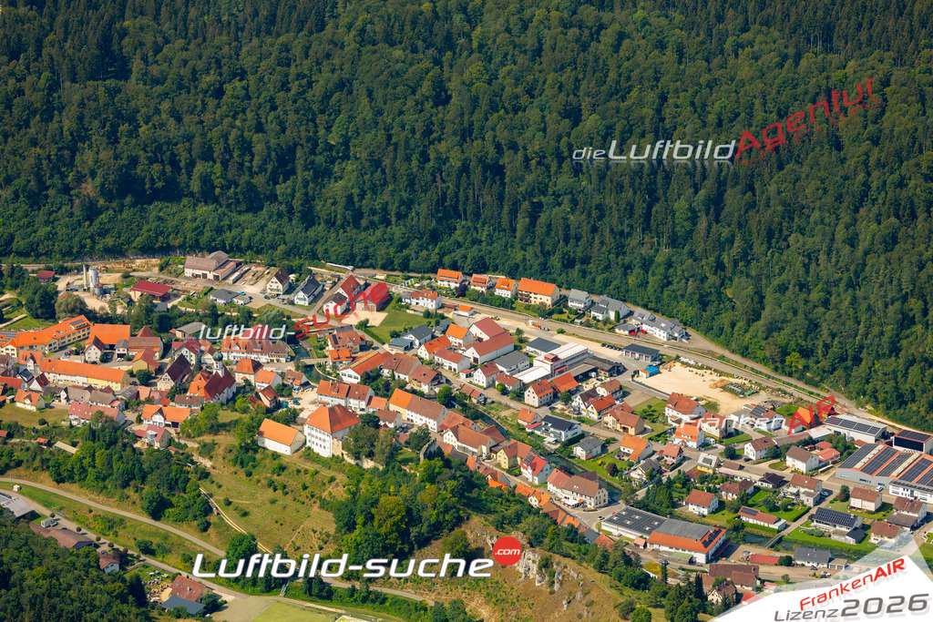 Das Luftbild zeigt :  Hettingen - Die Luftaufnahme wurde 2024 vom UL-Flugzeug aus erstellt ( keine Drohne ) - Hochauflösende Luftaufnahme - Für grossformatige Ausdrucke geeignet. Die Geschenkidee !Mit Lizenz und Bildrechte bestellbar