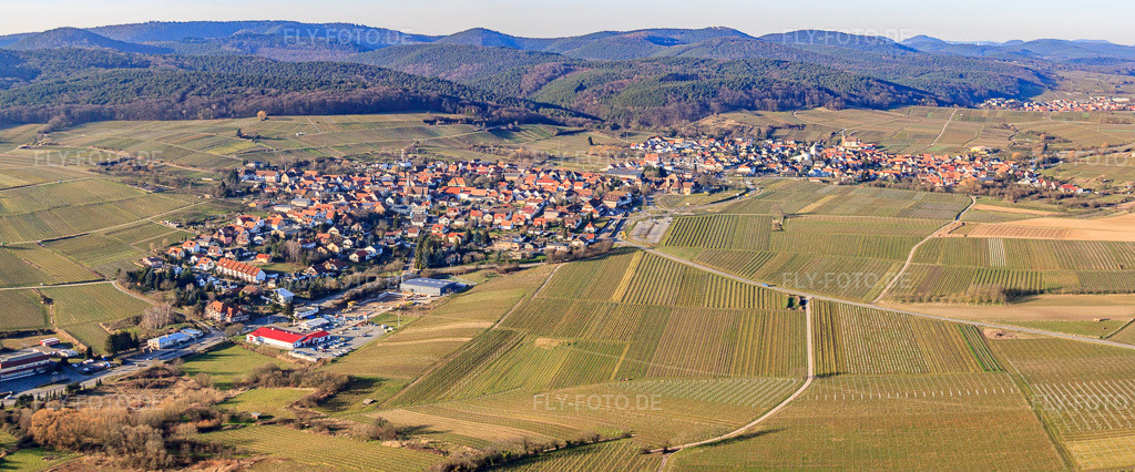 Luftbild: Ortspanorama von Südwesten mit Beginn der Deutschen Weinstr im Ortsteil Schweigen in Schweigen-Rechtenbach im Bundesland Rheinland-Pfalz in Deutschland. Foto: IMG_62324-Pano.jpg vom 24.02.2014 durch Werner Riehm/FLY-FOTO.deAuflösung des Originals: 6517 x 2714 px