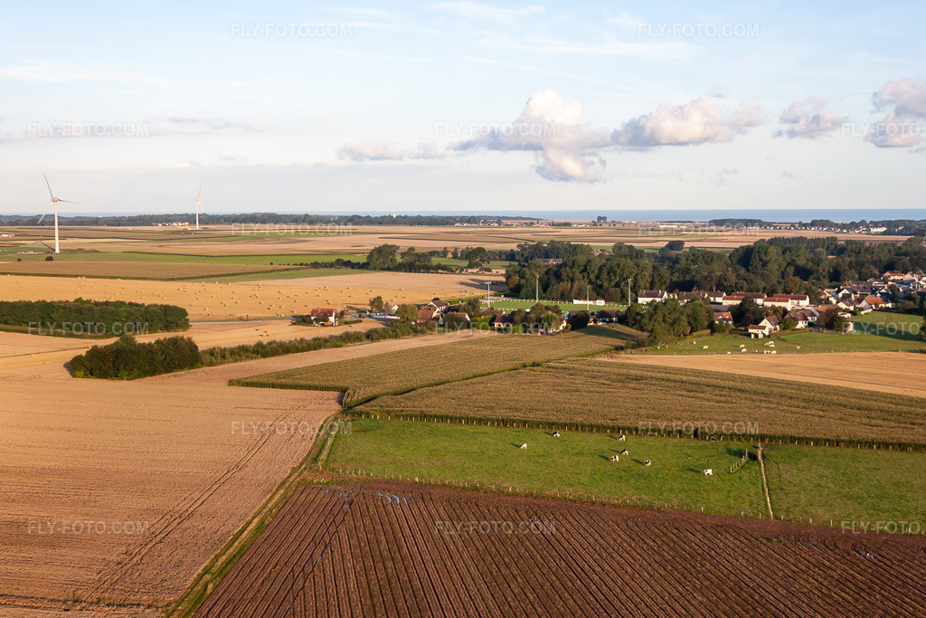 Aerial view: View of the town in Yzengremer in the state Somme, France. – Photo: IMG_70754.jpg taken on 08/24/2014 by Werner Riehm/FLY-FOTO.com – Resolution of the original: 4502 x 3001 px