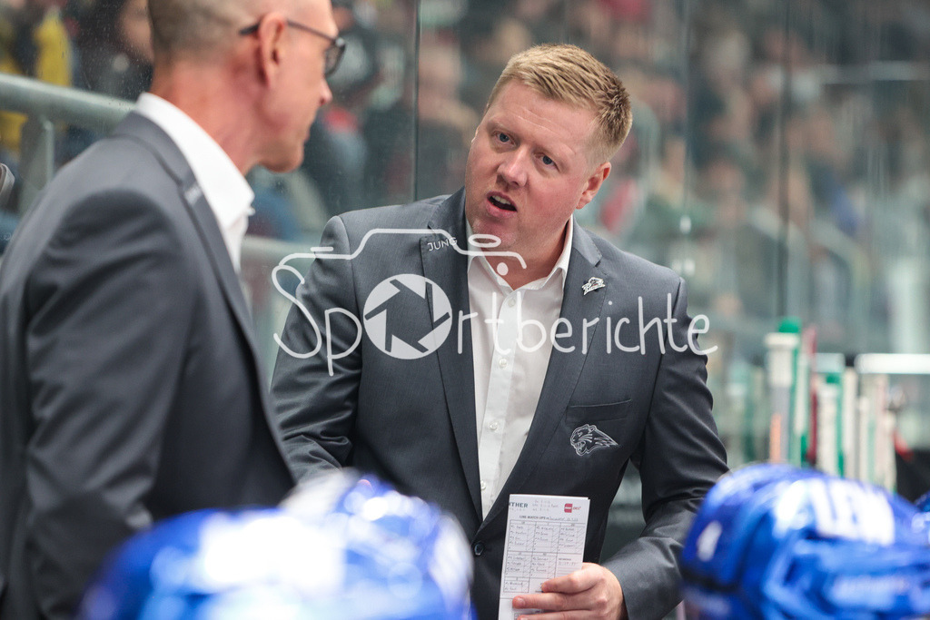 Augsburger Panther - Duesseldorfer EG | Panther Trainer Peter Russell in Aktion