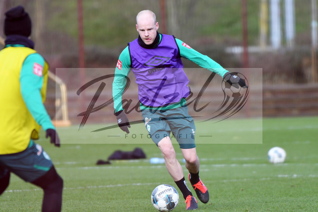 20200212_TRASVW_0090 | Fussball, Herren: Davy Klaassen (Werder Bremen) in Aktion, am Ball, Einzelaktion waehrend der Trainingseinheit des SV Werder Bremen auf dem wohninvest Weserstadion Trainingsplatz am 12.02.2020 in Bremen, Deutschland. - Realisiert mit Pictrs.com
