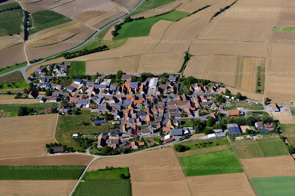 3650348 | ZEUBELRIED 31.08.2016 Stadtansicht vom Stadtrand angrenzend an landwirtschaftliche Feldern  in Zeubelried im Bundesland Bayern, Deutschland // City view from the outskirts with adjacent agricultural fields  in Zeubelried in the state Bavaria, Germany Foto: Gerhard Launer