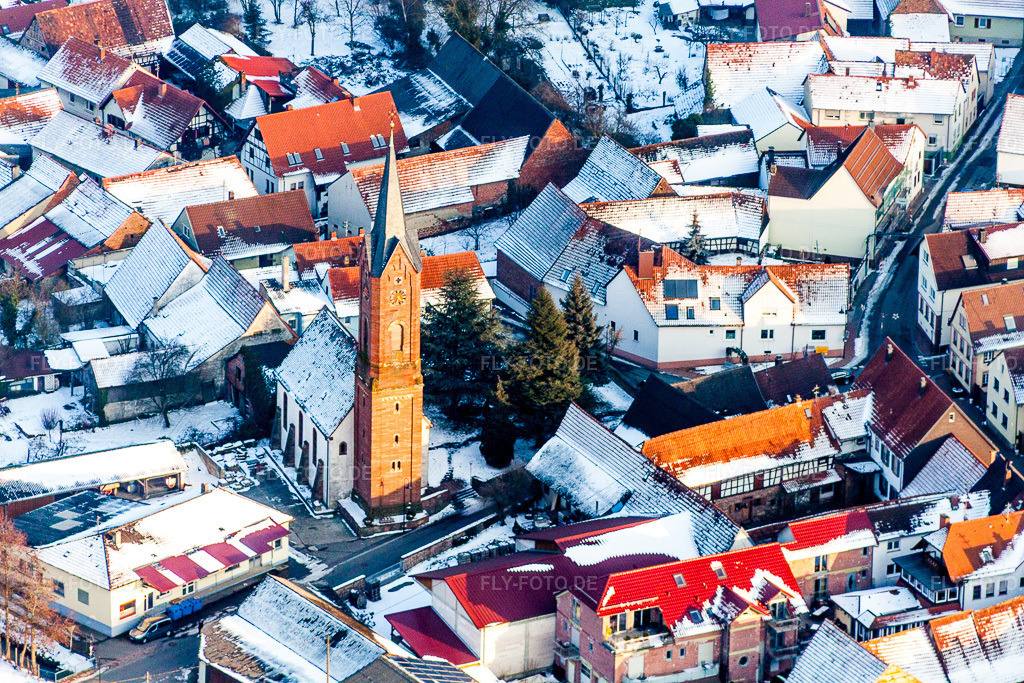Luftbild: Winterlich schneebedeckte Kirchengebäude im Dorfkern im Ortsteil Kapellen in Kapellen-Drusweiler im Bundesland Rheinland-Pfalz in Deutschland. Foto: IMG_24529.jpg vom 16.02.2010 durch Werner Riehm/FLY-FOTO.de