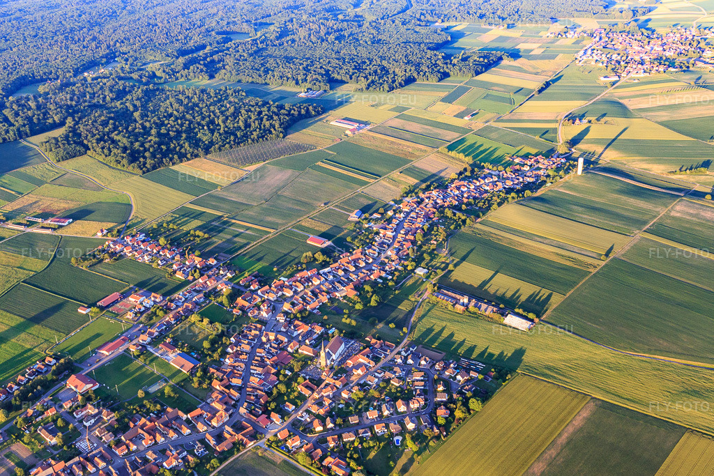 Vue aérienne: Vue de la ville depuis l'ouest à Schleithal dans le département Bas Rhin, France – .Photo: IMG_115548.jpg prise le 16/06/2019 par Werner Riehm/FLY-FOTO.eu – Résolution de l'original: 4968 x 3312 px