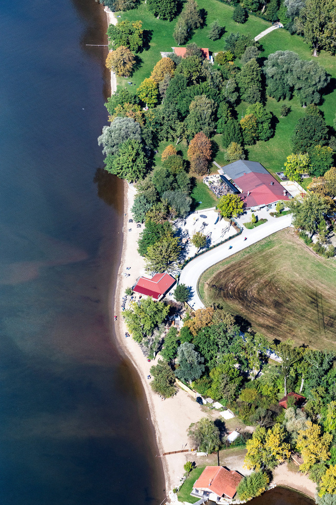 dr__0038956.jpg | ÜBERSEE 11.10.2019 Uferbereiche am Seegebiet des Chiemsee am Strandbad Übersee in Übersee im Bundesland Bayern, Deutschland. // Riparian areas on the lake area of Chiemsee on Strandbad Uebersee in Uebersee in the state Bavaria, Germany. Foto: Daniel Reiter