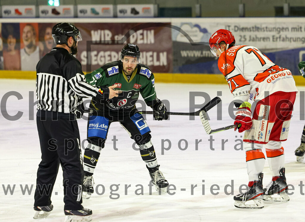 2022-12-02_067_TSV_Erding_gegen_EV_Pegnitz | Erding, Deutschland, 02.12.2022:
Eishockey, Bayernliga 2022 / 2023, 17. Spieltag, TSV Erding gegen EV Pegnitz, Endergebnis: 9:3

Philipp Michl (Erding Gladiators, #77), Daniel Sonnenberg (EV Pegnitz, #71)

Foto: Christian Riedel / fotografie-riedel.net
