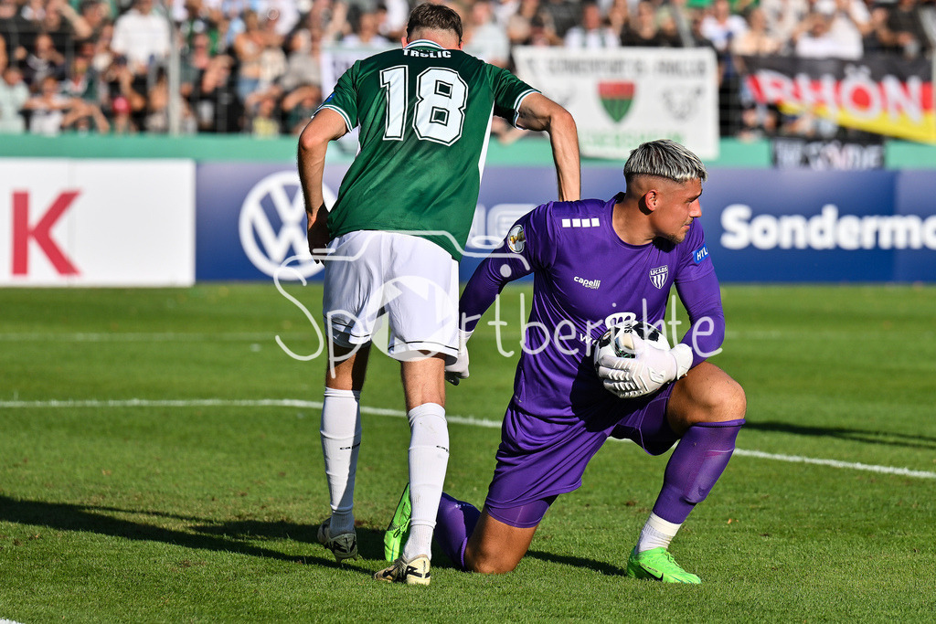 1. FC Schweinfurt 05 - Fortuna Düsseldorf | Luca TRSLIC (Schweinfurt 18) und Maximilian WEISBÄCKER (Schweinfurt 40) freuen sich über einen gehaltenen BAll / DFB-Pokal: 1. FC Schweinfurt 05 - Fortuna Düsseldorf; Riedel-Bau Arena am 18.08.2025