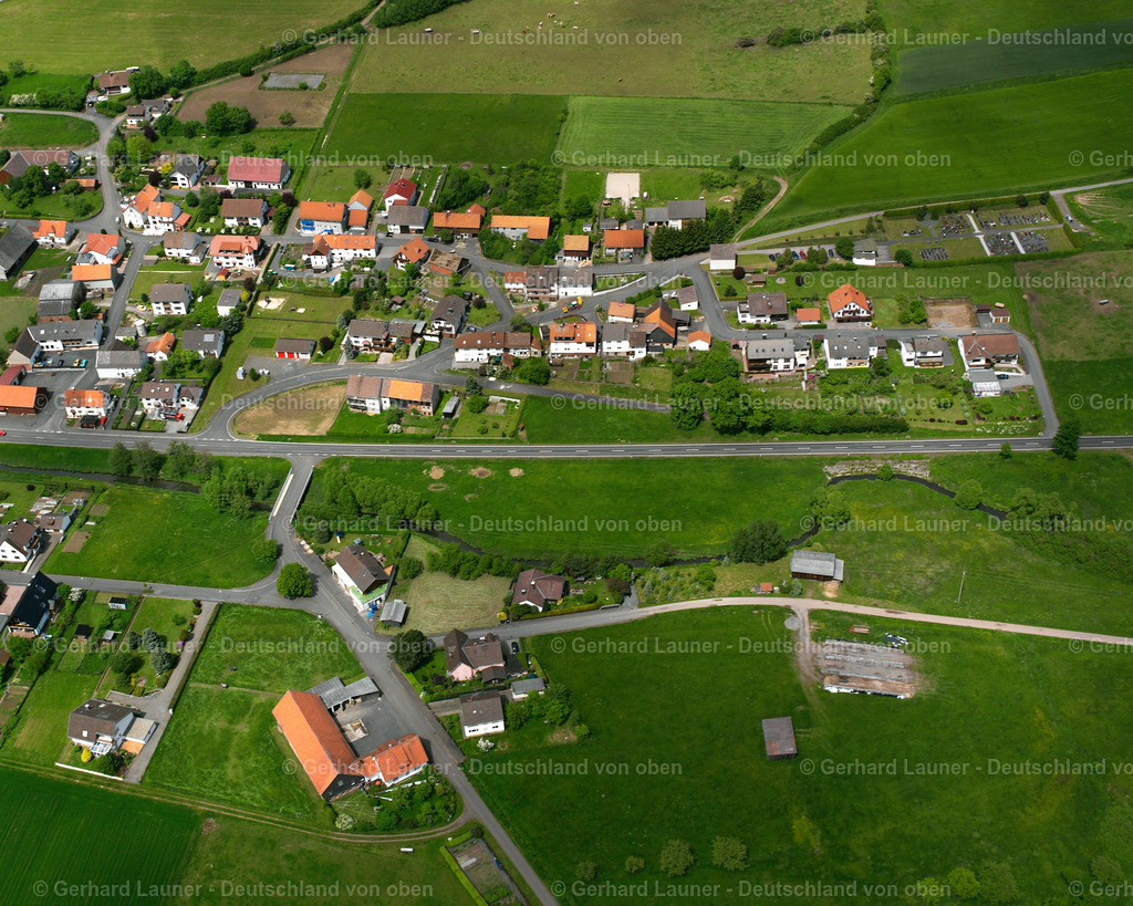 2615708 | RIXFELD 09.06.2006 Landwirtschaftliche Nutzflächen und Feldgrenzen  umsäumen das Siedlungsgebiet des Dorfes in Rixfeld im Bundesland Hessen, Deutschland // Agricultural land and field boundaries surround the settlement area of the village  in Rixfeld in the state Hesse, Germany Foto: Gerhard Launer