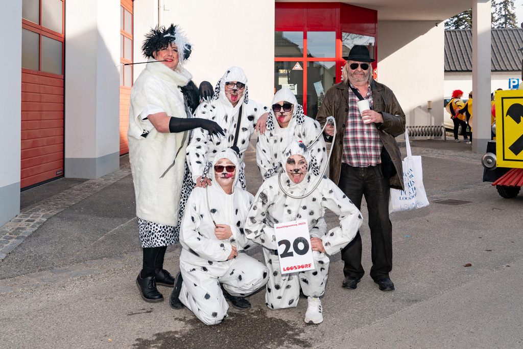 MASKEN-Gruppe_8886 | Fotostrecke: FASCHINGSUMZUG 2025 in Loosdorf. 22 Masken(gruppen)-Teilnehmer: Loosdorfer Vereine, Wirtschaftstreibende, Gemeindeabordnungen sowie Kreditinstitute. rund 700 Besucher entlang der Hauptstrasse. Veranstaltungs-Sicherung durch Mannschaft der FF-Loosdorf mit schwerem Gerät. Maskenprämierung am EKZ-Platz durch Bgm. Thomas Vasku in den Kategorien: Bester Festwagen (Fa. gkonzept-Groissenberger; Beste Personengruppe-ASK-Loosdorf; Beste Einzelperson; Weiteste Anreise-FF Schollach;