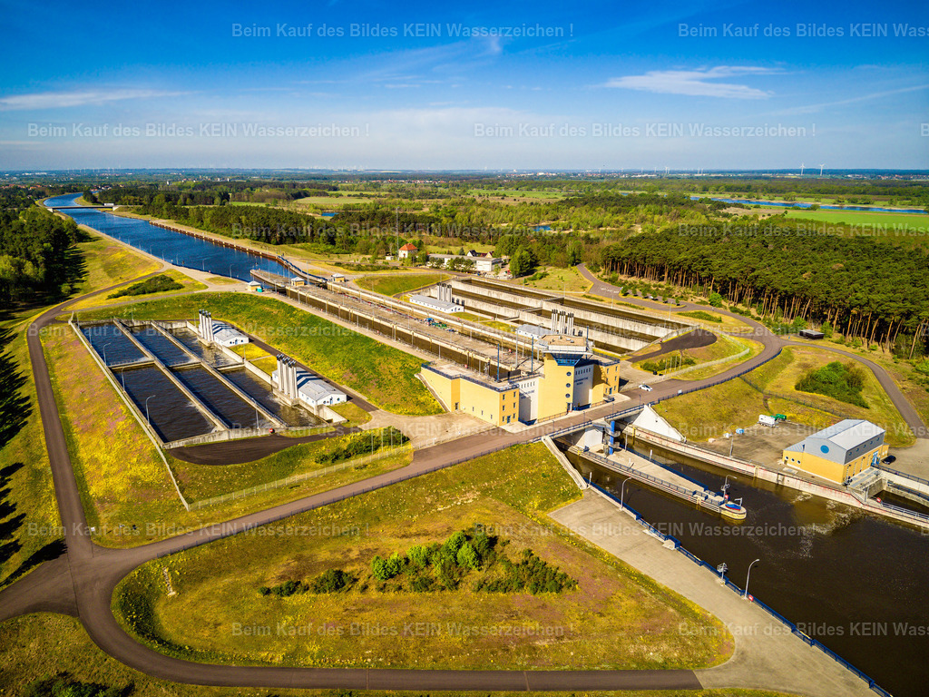 Doppelsparschleuse Hohenwarthe im Mittellandkanal-0010 | Die Doppelsparschleuse Hohenwarthe gehört zu den modernsten Schleusen Deutschlands und ist ein wichtiger Bestandteil des Wasserstraßenkreuzes Magdeburg. Mit einer Fallhöhe von bis zu 18,55 Metern verbindet sie den Mittellandkanal mit dem Elbe-Havel-Kanal und zählt zu den beeindruckendsten Wasserbauwerken Europas.--- Weitere Fotografien aus dem Jerichower Land finden Sie über den Menüpunkt „Luftbilder von Sachsen-Anhalt“. - Realisiert mit Pictrs.com