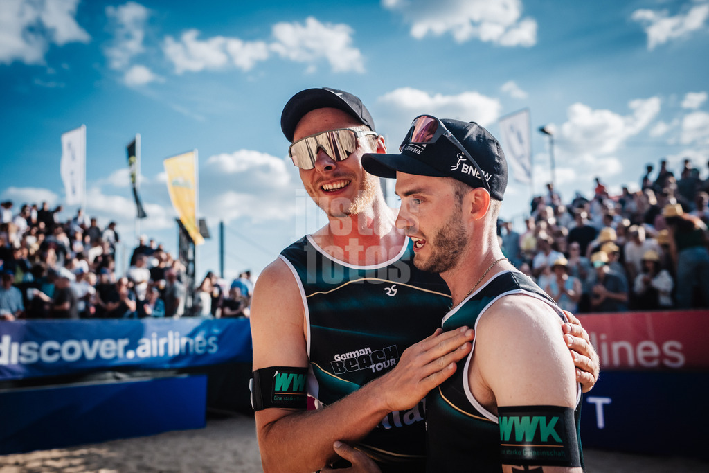 Beachvolleyball | Männer | Allianz German Beach Tour 2025 | Tourstop Düsseldorf | 16.05.2025 | v.l. Nils Ehlers und Clemens Wickler freuen sich