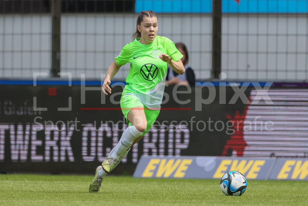 Fussball, 2. Frauen-Bundesliga, SV Meppen - VfL Wolfsburg II | v.li.: Franziska Libske (VfL Wolfsburg II, 15) am Ball, Freisteller, Einzelbild, Ganzkörper, Aktion, Action, Spielszene, DIE DFB-RICHTLINIEN UNTERSAGEN JEGLICHE NUTZUNG VON FOTOS ALS SEQUENZBILDER UND/ODER VIDEOÄHNLICHE FOTOSTRECKEN. DFB REGULATIONS PROHIBIT ANY USE OF PHOTOGRAPHS AS IMAGE SEQUENCES AND/OR QUASI-VIDEO.