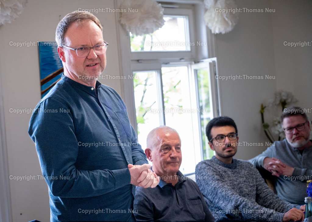 NOAH-Armenien-Fotografie-Thomas-Neu-3 | ble, NOAH- Verein zur Förderung kultureller Beziehungen zwischen Deutschland und Armenien, Jahreshauptversammlung, neuer Vorsitzender ist Michael Strauß (stehend), ,  Bild: THomas Neu