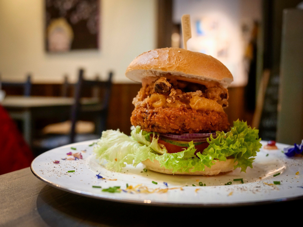 Vegan | Ludwigsburg - Vor mehr als vier Jahren hat in Ludwigsburg ein rein veganes Restaurant eröffnet - V-Bandits am Kaffeeberg. im Bild: Butternut Burger / Pumpkin Powerburger - Realisiert mit Pictrs.com
