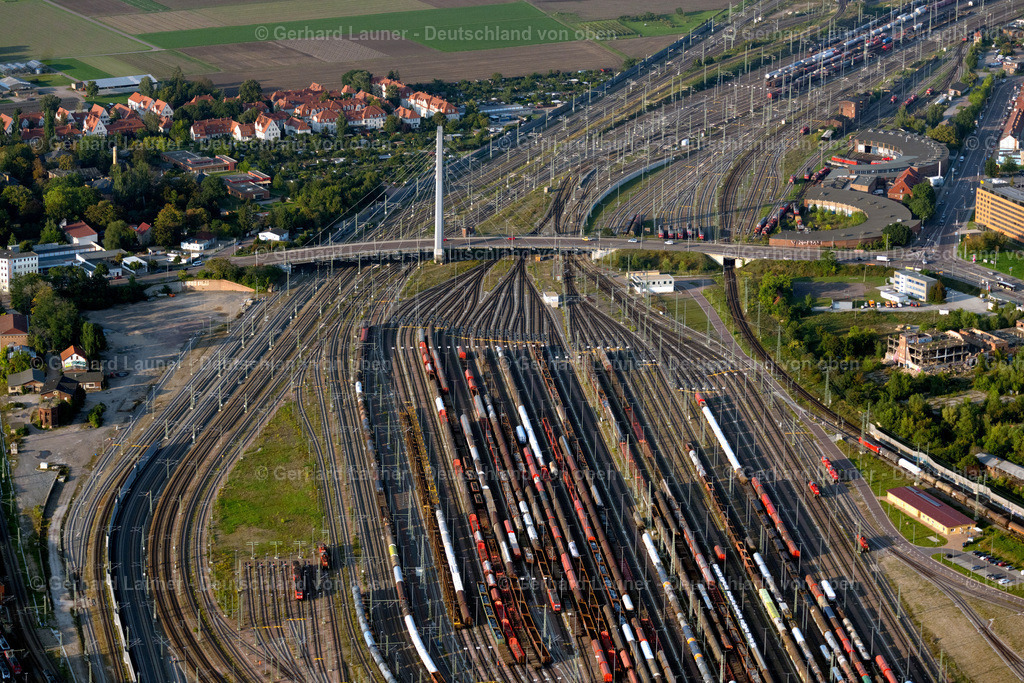 4062504 | HALLE (SAALE) 08.09.2021 Spannbetonviadukt der Berliner Brücke an der Berliner Straße in Halle (Saale) im Bundesland Sachsen-Anhalt. Weiterführende Informationen bei: Donges SteelTec GmbH,  Ed. Züblin AG,  Ingenieurbüro GRASSL GmbH. // View of Berlin Bridge in Halle (Saale) in Saxony-Anhalt. Further information at: Donges SteelTec GmbH,  Ed. Zueblin AG,  Ingenieurbuero GRASSL GmbH. Foto: Gerhard Launer