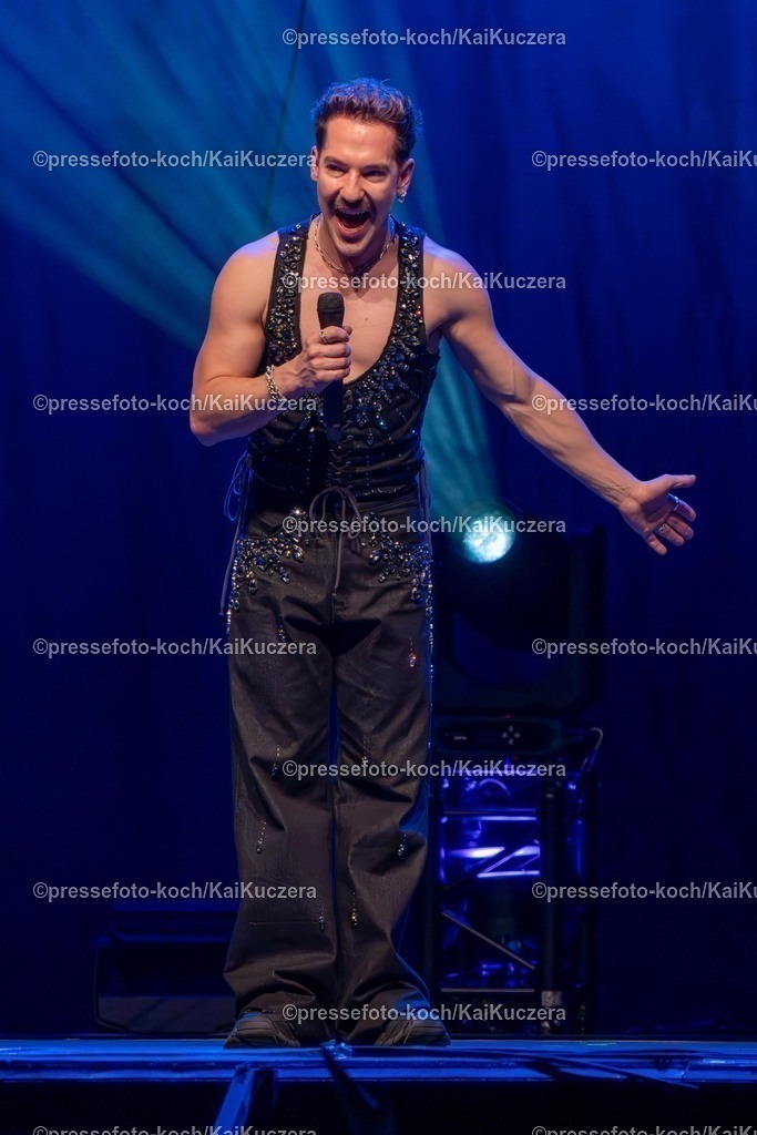 xKKU1502250101029 | 15.02.2025, xkkux, Düsseldorf, Entertainer Nico Stank - performt bei seinem Bühnenprogramm Akte Ex in der Mitsubishi Electric HALLE. 