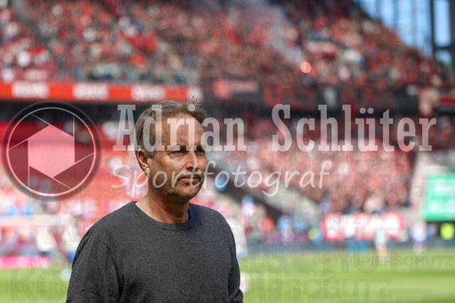25.04.2026, GER, Fussball, Herren, 1. BL, Saison 2025/2026, 1. FC Köln - Bayer 04 Leverkusen | Trainer Kasper Hjulmand (Bayer 04 Leverkusen) schaut 