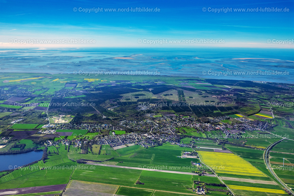 Cuxhaven_Altenwalde_ELS_1397300423 | CUXHAVEN 30.04.2023 Ortsansicht der Straßen und Häuser der Wohngebiete in Cuxhaven im Bundesland Niedersachsen, Deutschland. // Town View of the streets and houses of the residential areas in Cuxhaven in the state Lower Saxony, Germany. Foto: Martin Elsen