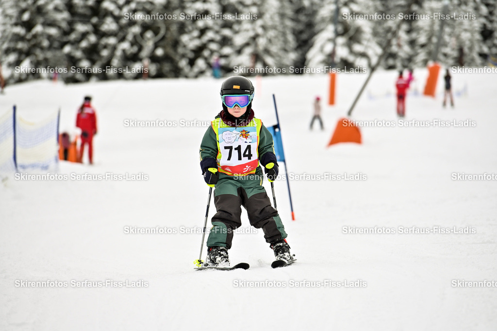 SRF_20.02.2026_0817 | Skirennfotos,Serfaus,Fiss,Ladis,Kinderskirennen,Winter,Tirol,Oberland,skirace,SFL,feelfree,weil wir's genießen,ski,Ski,skifahren,Sonnenplateau, - Realisiert mit Pictrs.com