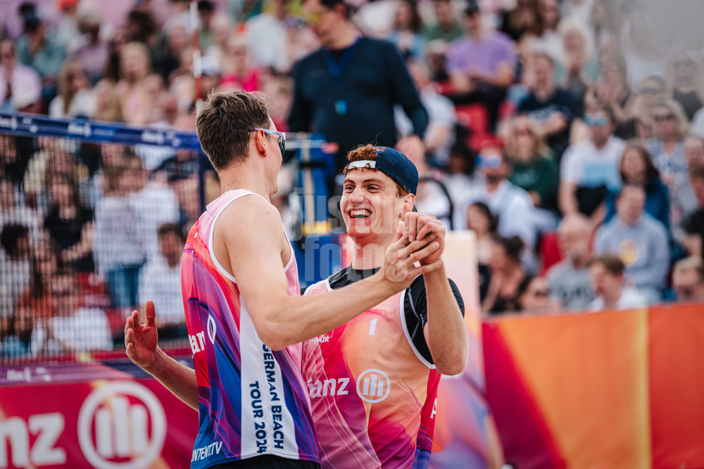 Beachvolleyball | Männer | German Beach Tour 2024 | Tourstop Düsseldorf | 19.05.2024 | Max Just (rechts) und Robin Sowa (links) freuen sich