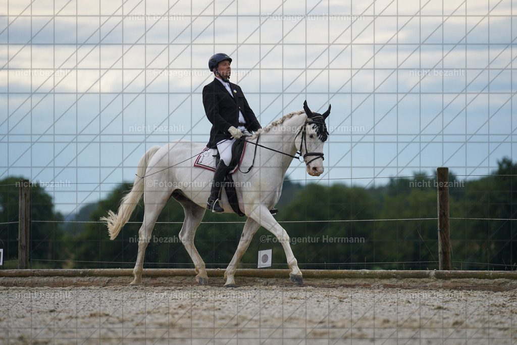 20230826-FAH04371 | Forstinning, 2023, Dressurturnier, Turniersportbilder, Turnierfotografen Bayern, Fotoagentur Herrmann, Reitsportfotografie, Turnierbilder