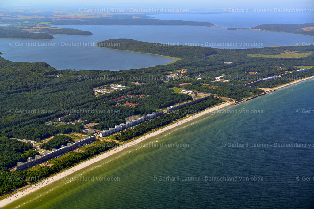 3637842 | BINZ 25.08.2016 Gebäudekomplex der ehemaligen Militär- Kaserne " Koloss von Prora " im Ortsteil Prora in Binz im Bundesland Mecklenburg-Vorpommern. Das KdF Bad Prora und die ehemalige Ferienanlage wird u.a. durch die Baltic Bau – Baltische Immobilienverwaltungs GmbH zu einer attraktiven Eigentumswohnanlage mit Ferienwohnungen am Strand der Ostsee umgebaut, modernisiert und saniert. // Building complex of the former military barracks " Koloss von Prora " in the district Prora in Binz in the state Mecklenburg - Western Pomerania. Foto: Gerhard Launer