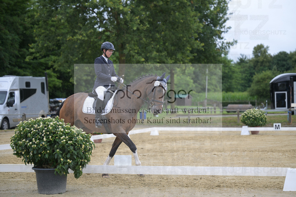 DOS_7453 | Entdecke hochwertige Reitturnierfotos von Foto Oger. Professionell, emotional und authentisch – jetzt Lieblingsmomente im Shop bestellen.Deutschlandweite Turnierfotografie. - Realisiert mit Pictrs.com