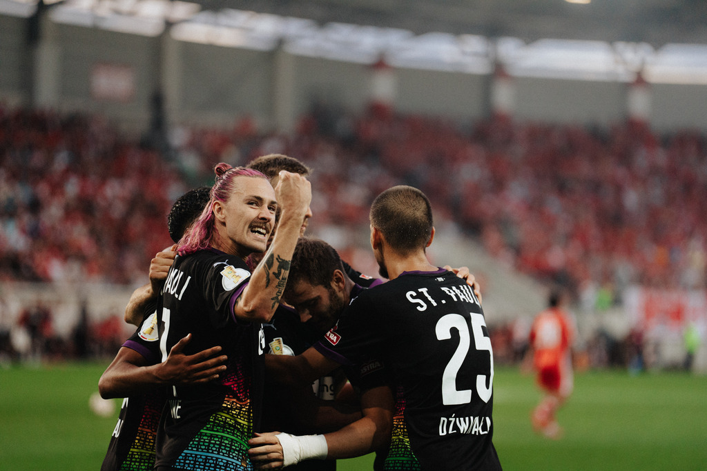 FCS06363 | Der offizielle Shop für FC St. Pauli Fotos. Wähle aus Spielszenen & Fanmomenten dein FCSP Wunschformat. Wir liefern Millerntor-Atmosphäre.