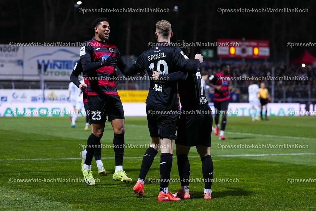 xYDRx23012601011 | 23.01.2026, xydrx, Fußball, 3.Liga, FC Viktoria Köln - 1.FC Saarbrücken, Saison 2025 2026, Sportpark Höhenberg: Torjubel nach dem Tor zum 1:0 für den FC Viktoria Köln durch Torschütze Meiko Sponsel (FC Viktoria Köln #19) zusammen mit Benjamin Zank (FC Viktoria Köln #23) und Simon Handle (FC Viktoria Köln #7)   DFB regulations prohibit any use of photographs as image sequences and or quasi-video. Photo: xYannisxDreimannxPressefotoKochx