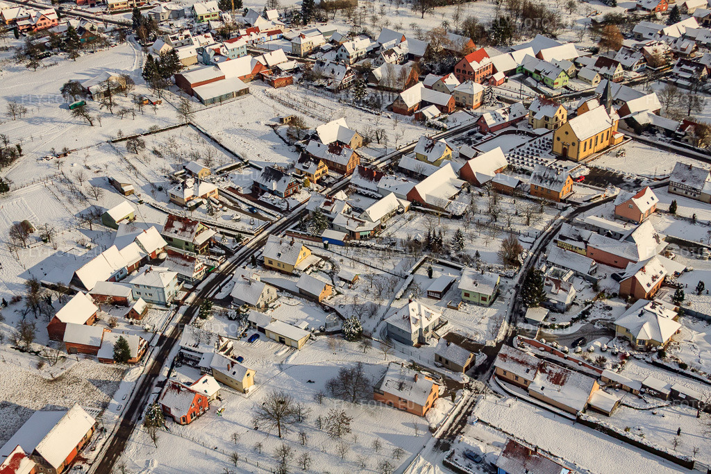 Vue aérienne: Rue de la Paix en hiver, sous la neige à Oberlauterbach dans le département Bas Rhin, France – .Photo: IMG_36230.jpg prise le 02/01/2011 par Werner Riehm/FLY-FOTO.eu – Résolution de l'original: 4752 x 3168 px