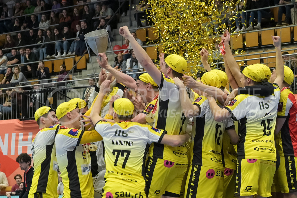 Zug United vs HC Rychenberg - 22. February 2025 | Zug United vs HC RychenbergSporthalle Wankdorf, BernDas Team erhält von Michel Wöcke (#22 HC Rychenberg Winterthur), Nicolas Schüpbach (#54 HC Rychenberg Winterthur), Nils Conrad (#4 HC Rychenberg Winterthur) und Markus Lindgjerdet (#10 HC Rychenberg Winterthur) den Pokal.Bild: Sportfotografie Markus Aeschimann | www.markus-aeschimann.ch - Realisiert mit Pictrs.com